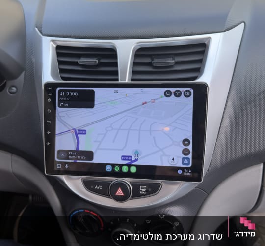 מערכת ניווט ברכב עם מסך מגע